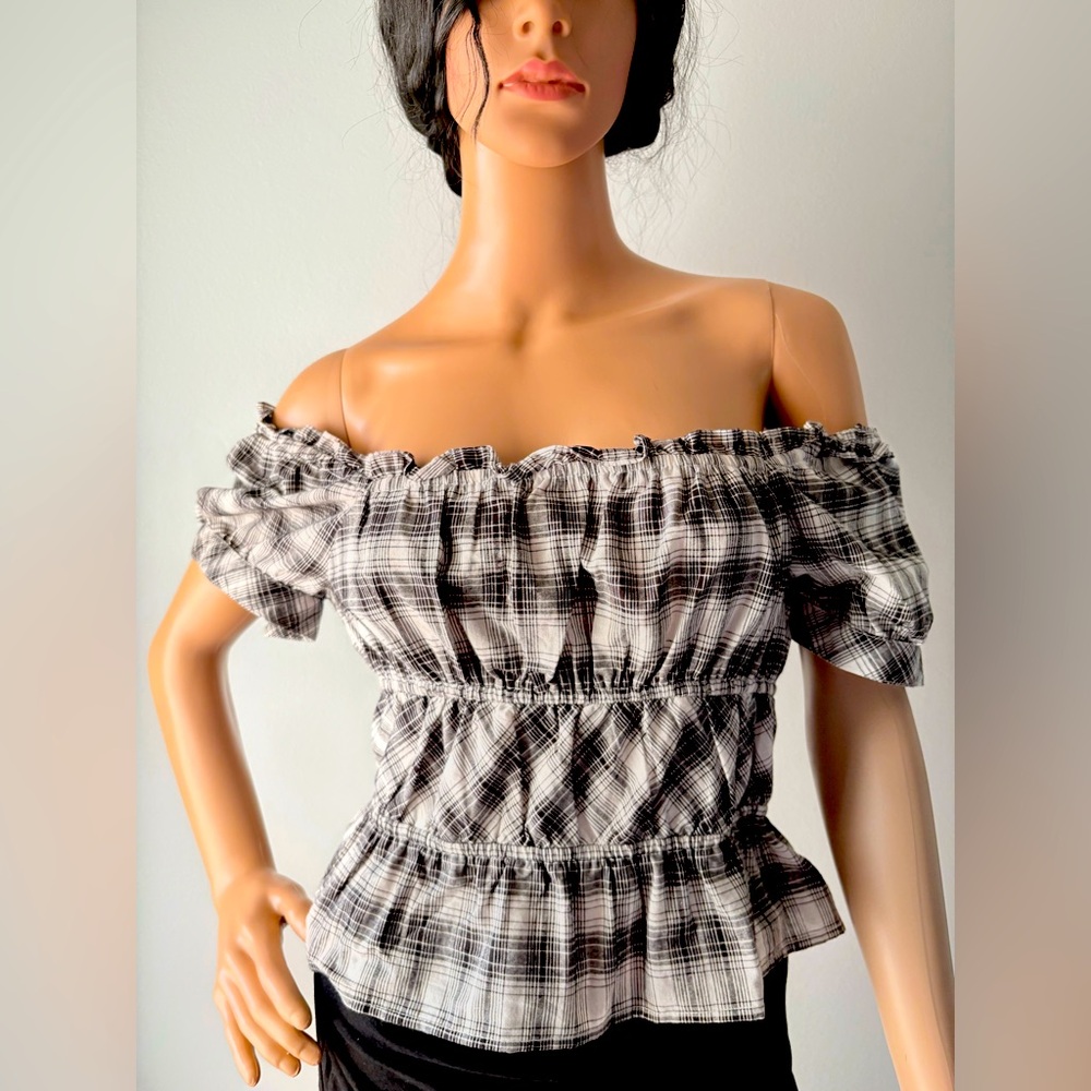 Sim & Sam black & white plaid top Sz Small Excellent condition. Sleeves buttons
